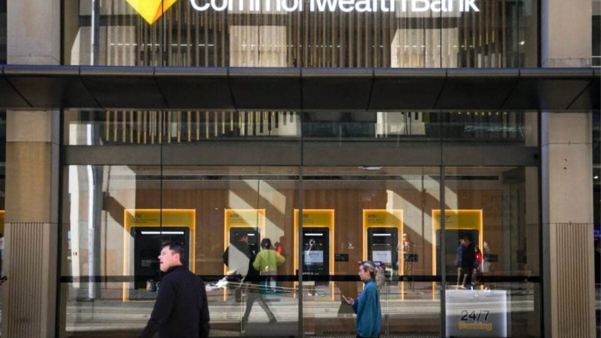 Un banco despide a empleados para reemplazarlos por un chatbot de IA, y los vuelve a contratar por los malos resultados