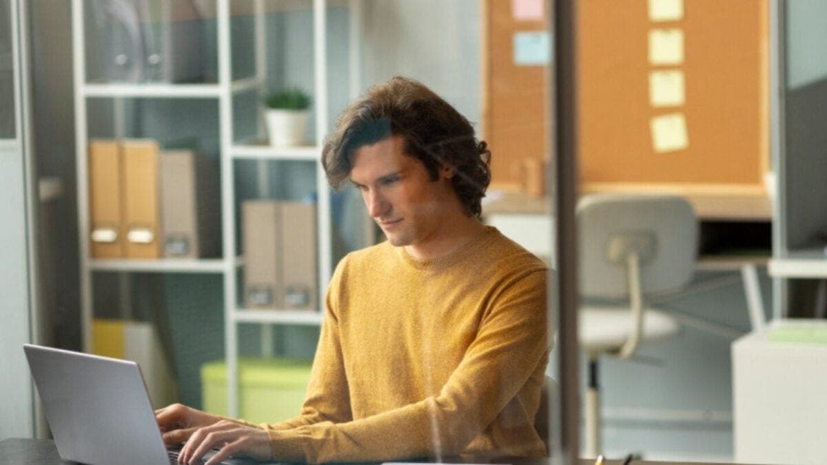 La generación atrapada: trabajar ya no libra a los jóvenes de la pobreza porque la vivienda los asfixia