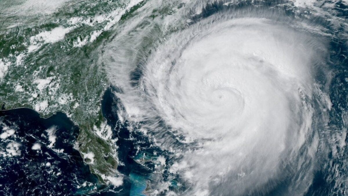 Así se vio desde el espacio el huracán Erin: un gigante de 850 km que amenaza la costa este de EE. UU.