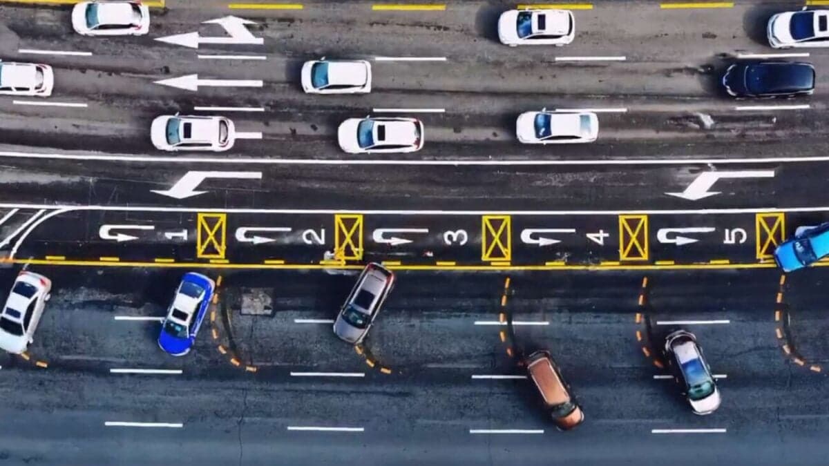 La maniobra de 180º que China ha puesto de moda en plena autovía