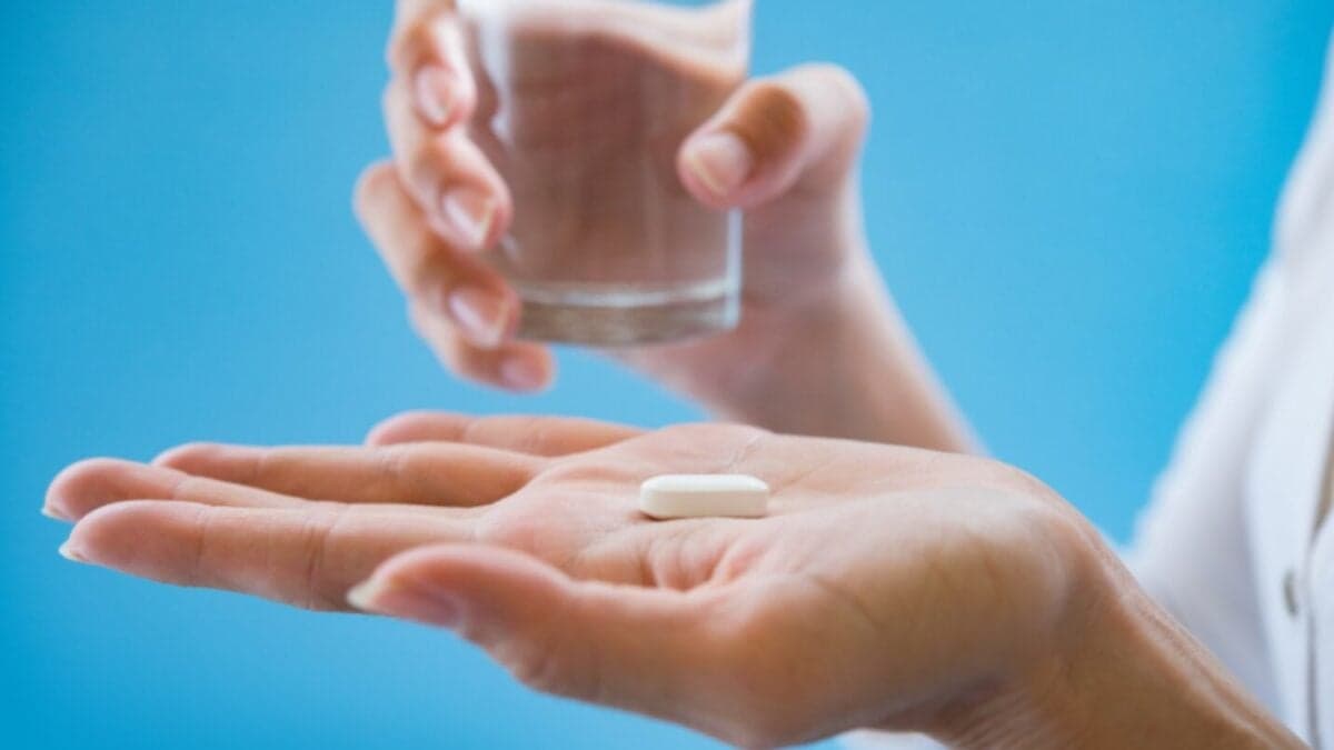 Partir un ibuprofeno no te da más potencia: destruye su diseño y puede ser un riesgo