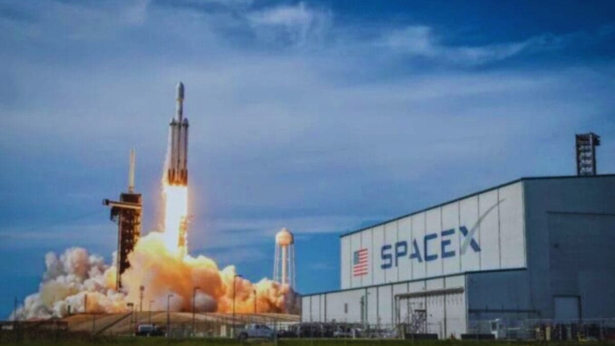 Elon Musk mueve ficha otra vez. SpaceX se lanza a por el espectro móvil con una compra de 14.500 millones