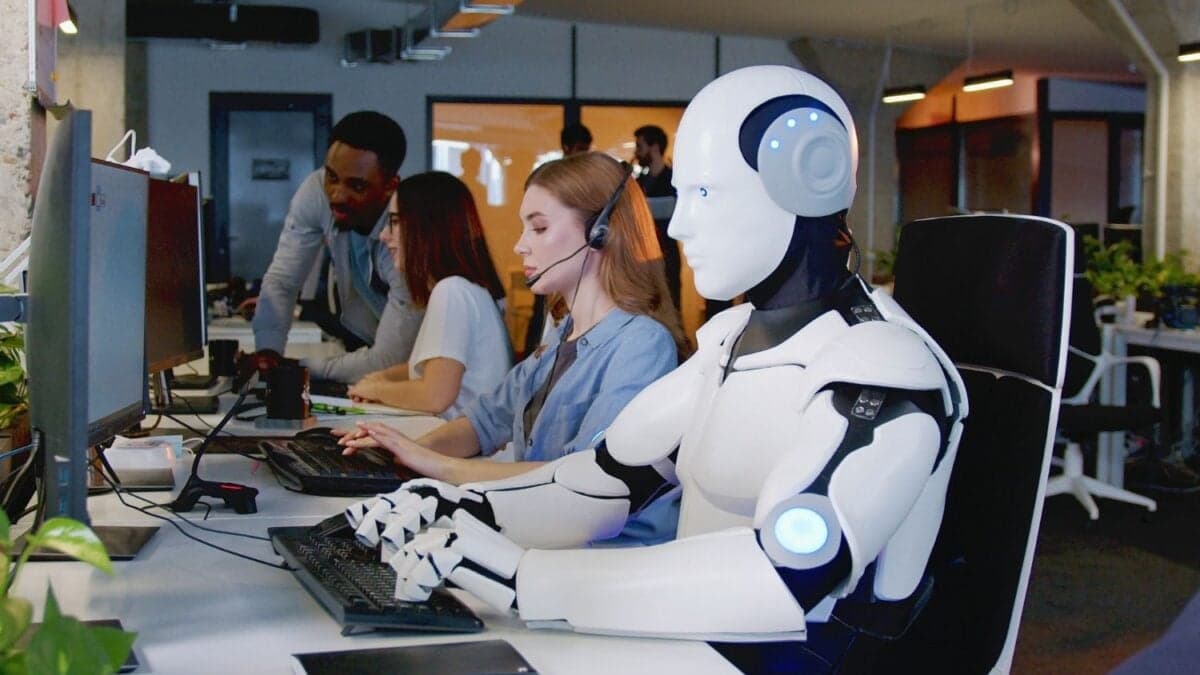 El CEO que despidió a 4.000 empleados y dejó la mitad del trabajo en manos de la IA