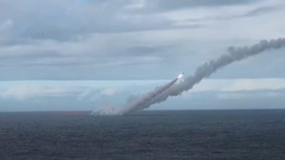 Submarinos nucleares rusos lanzan misiles en el Pacífico. Moscú prueba su poderío naval en un mar cada vez más disputado