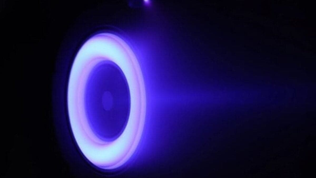 Un nuevo motor de plasma desarrollado en Japón promete desorbitar la basura espacial en tiempo récord y sin riesgo de colisión