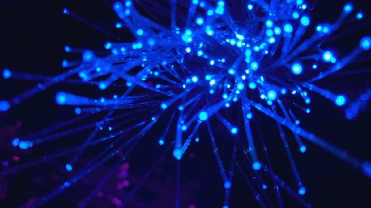 El futuro del internet podría no estar en la fibra óptica: Así son los canales huecos que prometen multiplicar por mil la transmisión de datos