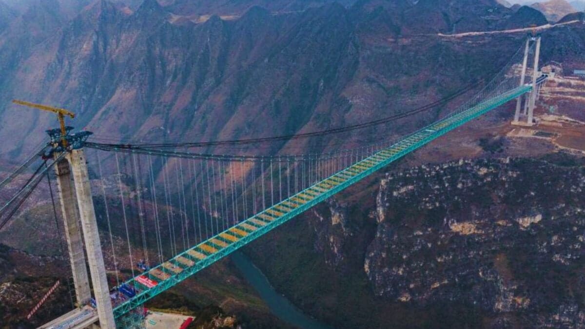 China inaugura el puente más alto del planeta. Una estructura tan colosal que cambia la geografía de un desfiladero