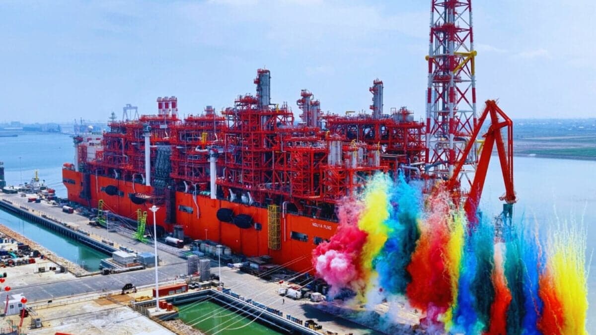 China pone a flote su mayor planta de gas. Un gigante de 376 metros que zarpa hacia África con destino estratégico