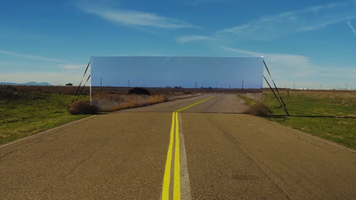 El experimento más surrealista contra el Autopilot de Tesla. Una pared pintada al estilo del Coyote y el Correcaminos lo dejó en evidencia