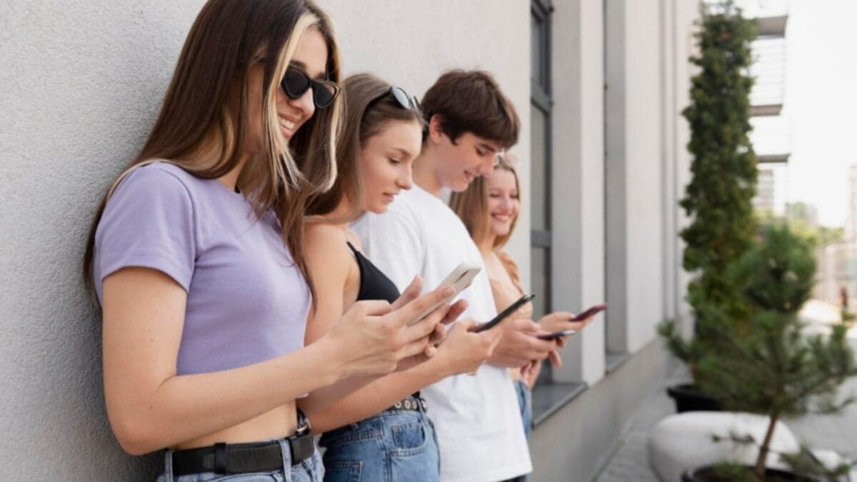 Cómo los algoritmos de las redes sociales moldean el cerebro adolescente