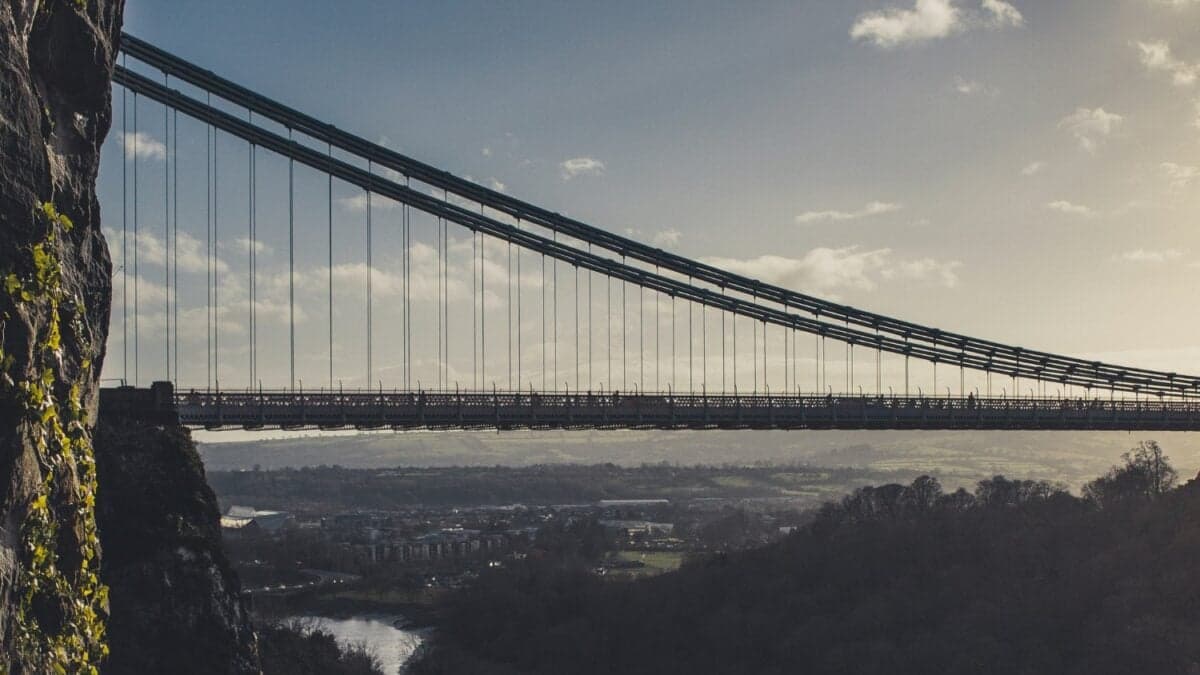 El puente que desafía al abismo: 600 metros sobre la “grieta de la Tierra”