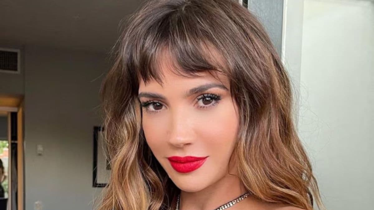 un vestido de encaje floral off white