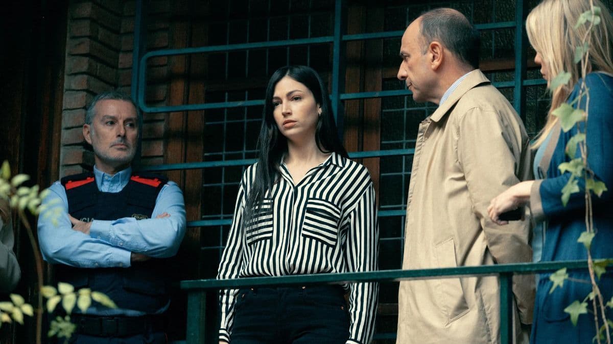 Está en NETFLIX, es una SERIE ADICTIVA y todo el mundo la DEBE VER