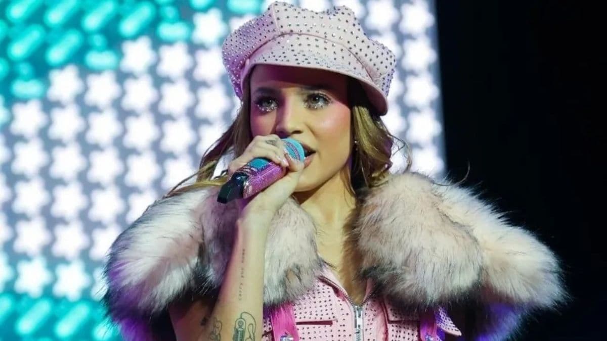 Emilia Mernes revolucionó las redes sociales con su look: una micromino y crop top muy escotado