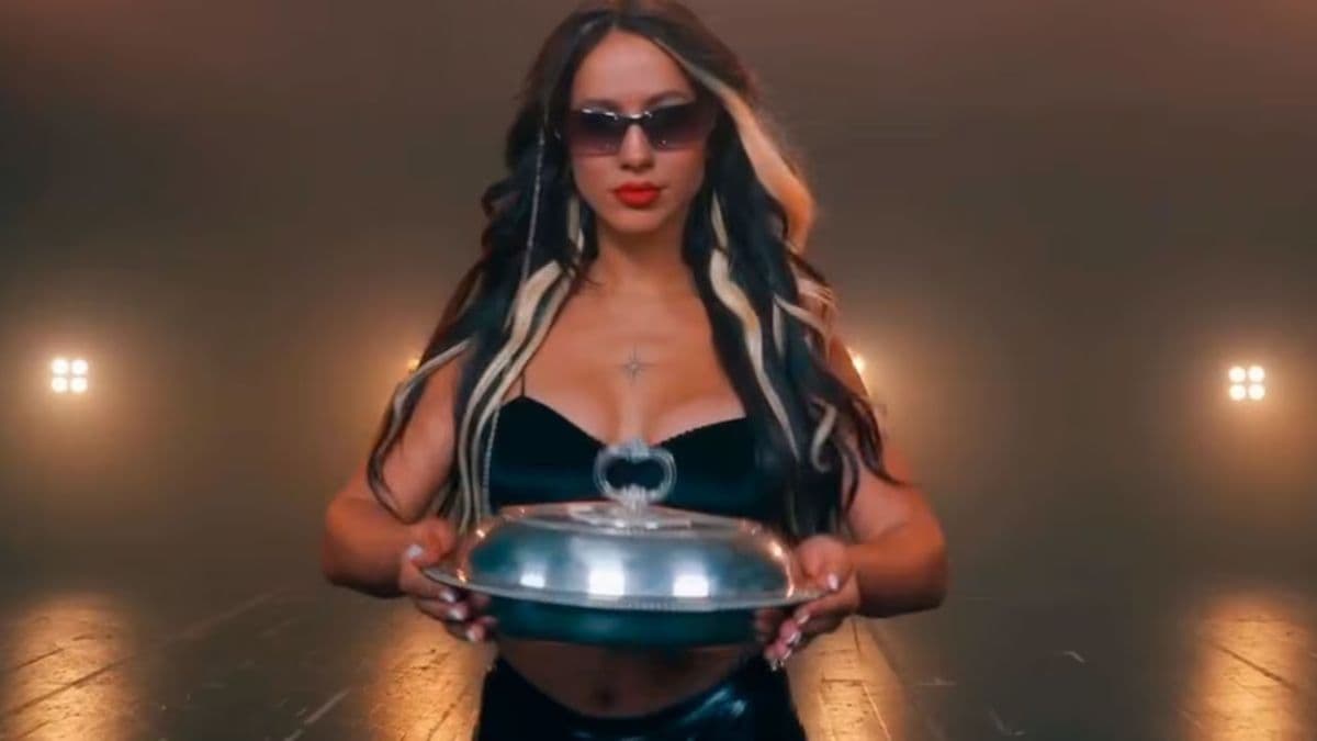 un tema con un palito a Griselda Siciliani