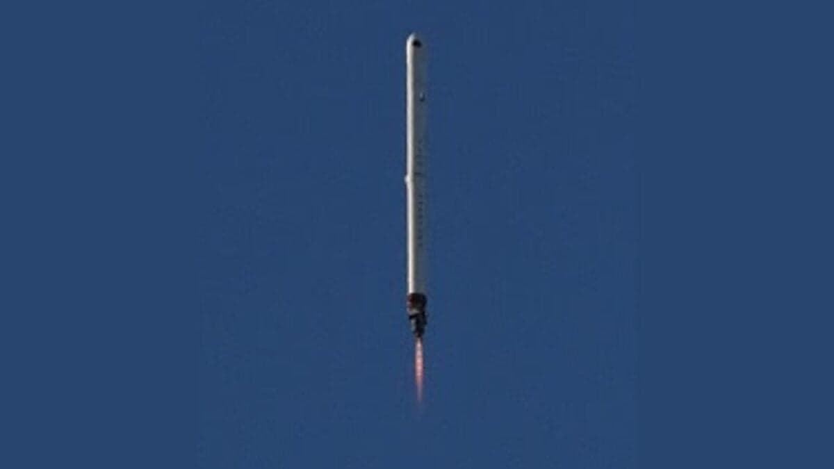 Un país de Latinoamérica se prepara para alcanzar el espacio. En una provincia rural, ingenieros construyen el primer cohete hecho completamente en casa