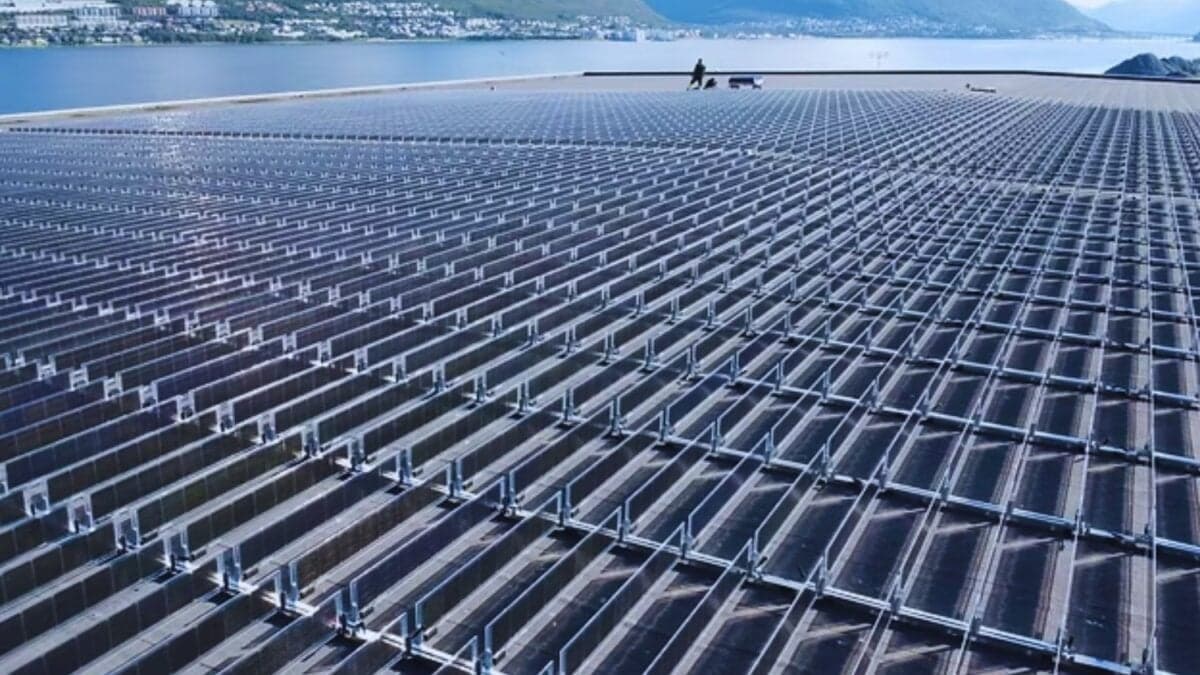 Parece un lugar imposible para la energía solar. Pero en el Ártico noruego, un tejado lleno de paneles verticales demuestra que incluso la noche polar puede generar luz