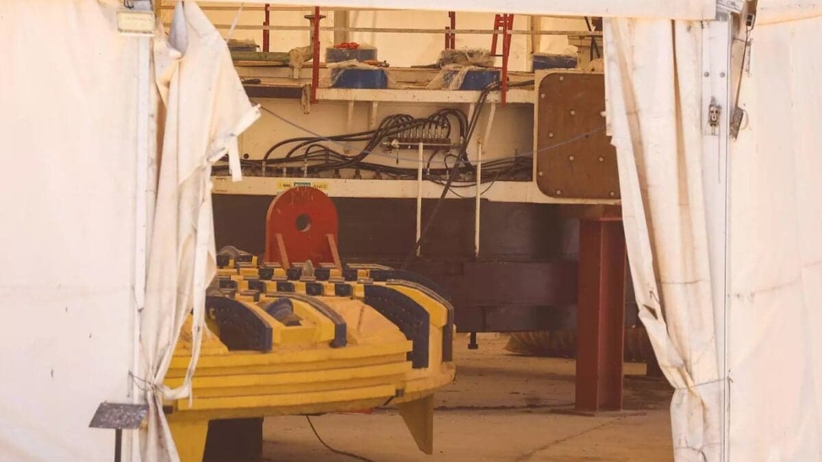 Bajo una carpa en España dormía un gigante de acero. Costó 37 millones de euros, no cavó nunca y fue vendido como chatarra