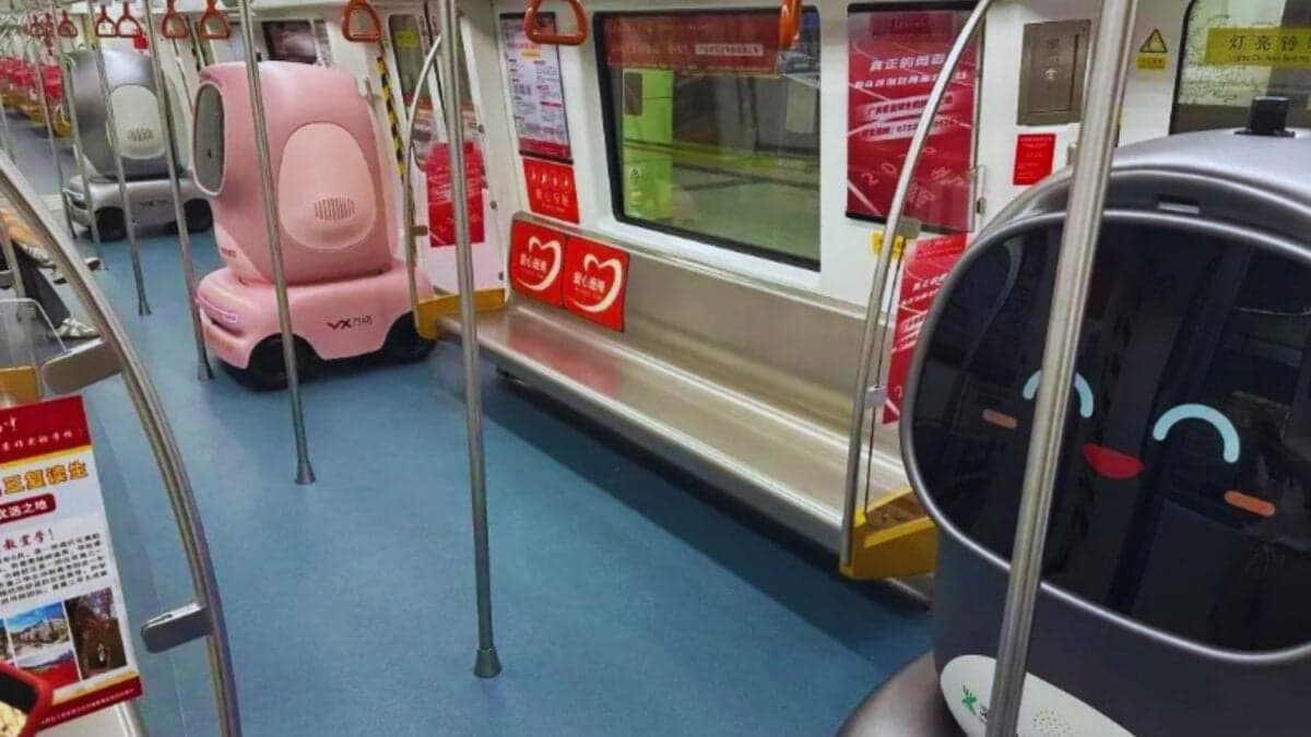 Cuando los pasajeros bajan, los robots suben: Así funciona el metro de Shenzhen que transporta paquetes en lugar de personas