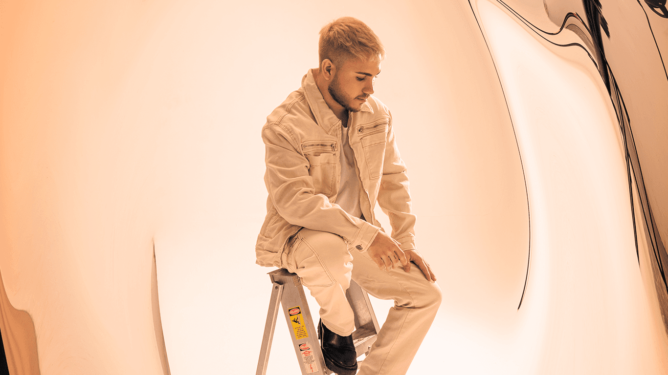 Tomas Otero debuta en Simulate con su nuevo single “Emotions Revealed”