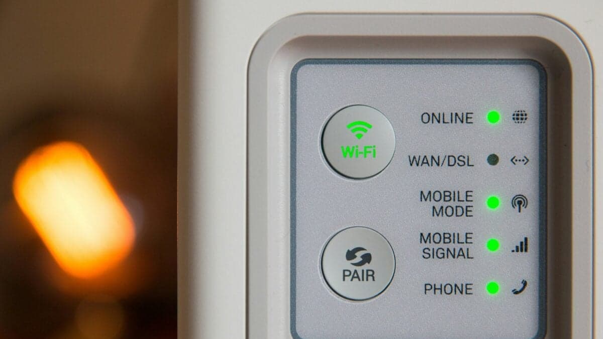 El truco para descubrir quién está conectado a tu WiFi sin permiso y echarlo en el instante