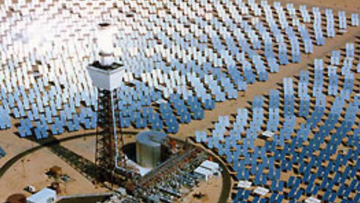 El país que instaló una planta solar con 27.000 espejos en pleno desierto y logra un hito que nadie había conseguido antes