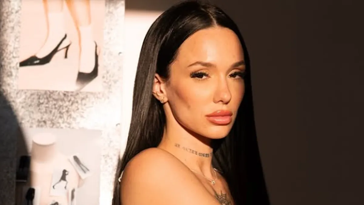 La Joaqui impactó en las redes con un look al cuerpo que mezcla el rosa y lo retro