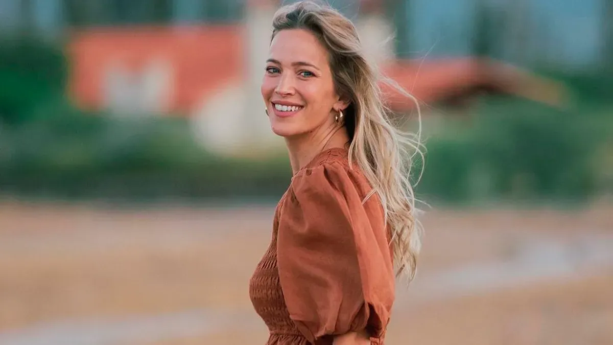 El espectacular look total red de Luisana Lopilato: vestido ajustado con escote en V