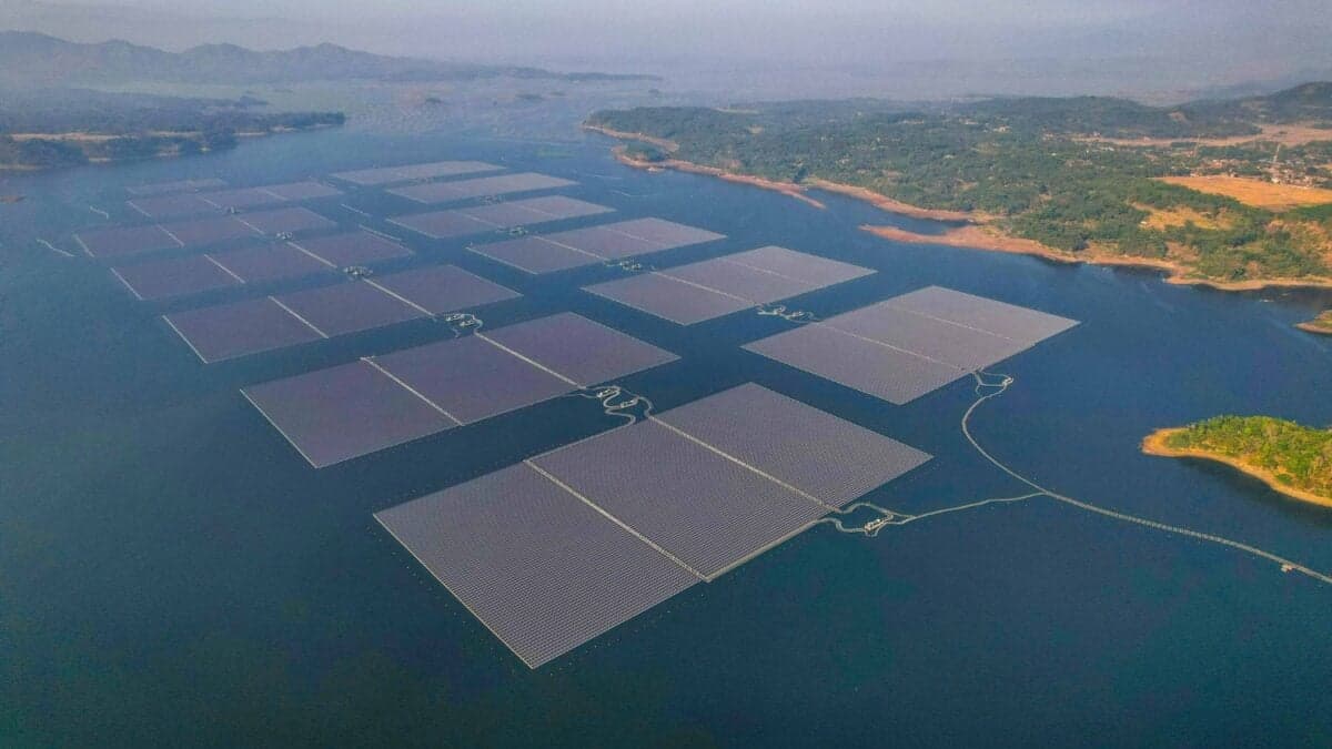 Un país europeo logra convertir un lago en la primera central solar flotante del continente
