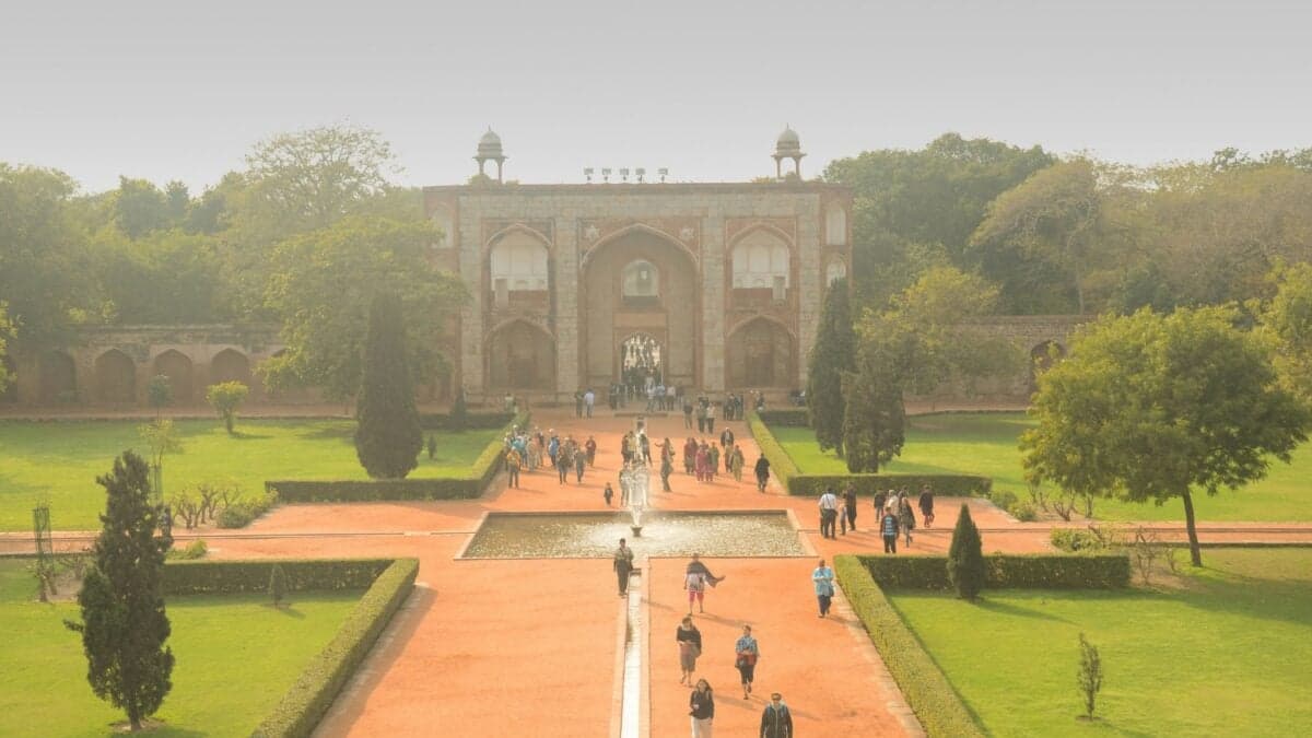 ¿Cómo funciona la «siembra de nubes» que planea Nueva Delhi para sobrellevar una de las peores crisis de contaminación en la ciudad?