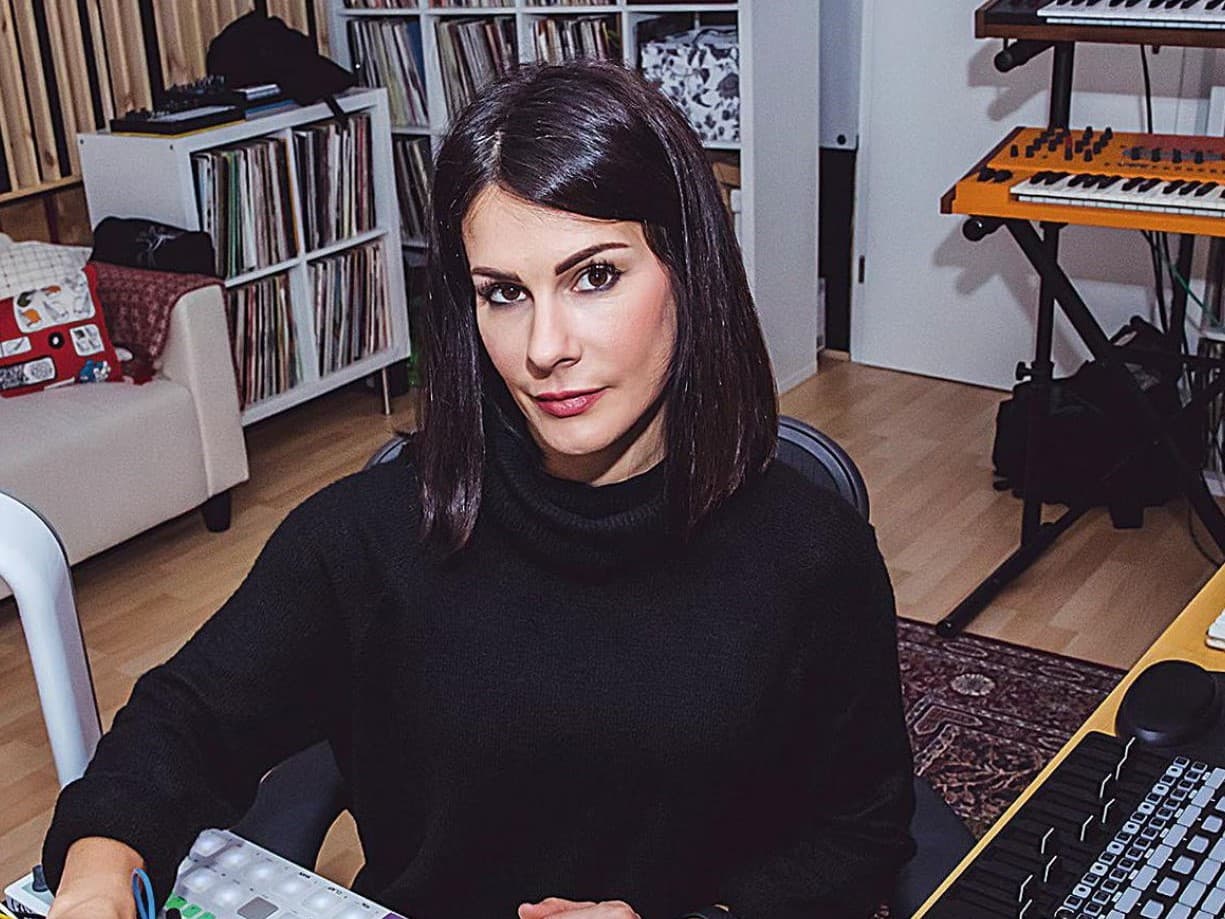 Rebekah muestra fotos antiguas de su pasado en el mundo del porno