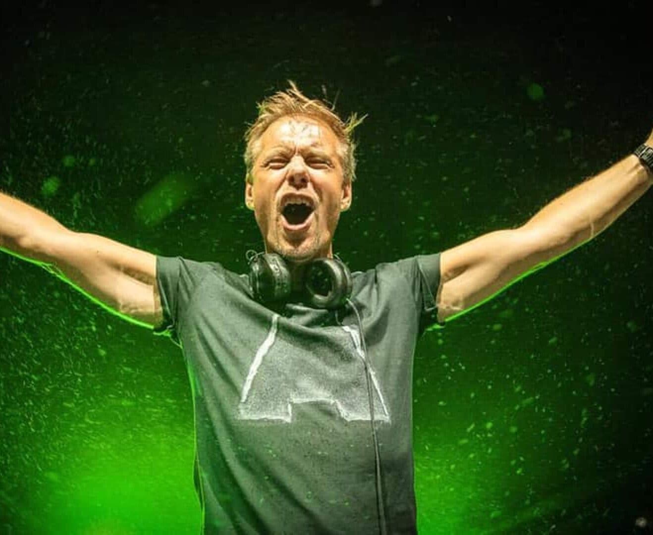 Armin van Buuren se pasa al piano
