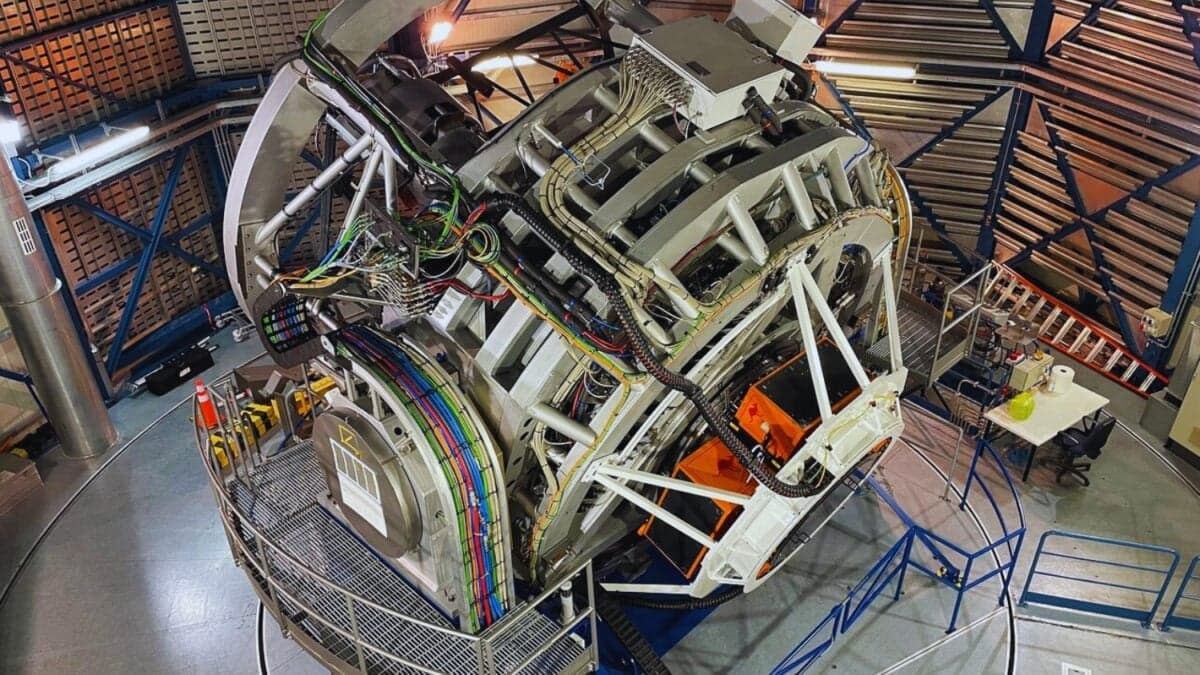 El telescopio que puede escuchar 2400 voces del universo al mismo tiempo. Así funciona el nuevo coloso del cielo austral que cambia la forma de observar el cosmos