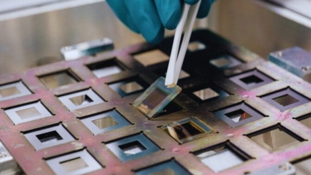 La energía solar está a punto de romper su techo histórico. Un equipo hongkonés impulsa células tándem perovskita/silicio hacia el 40 % de eficiencia y reescribe el futuro fotovoltaico