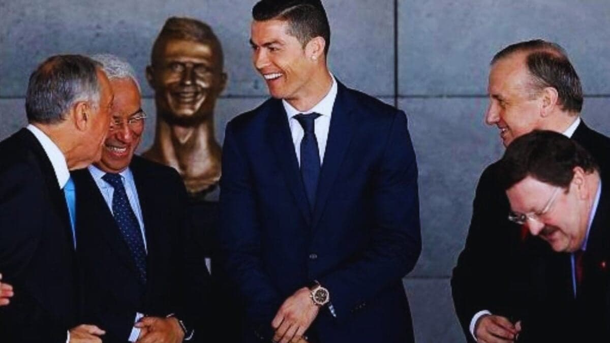 Queríamos honrar a nuestros ídolos con estatuas. Acabamos creando monstruos de bronce que nos devuelven una sonrisa torcida