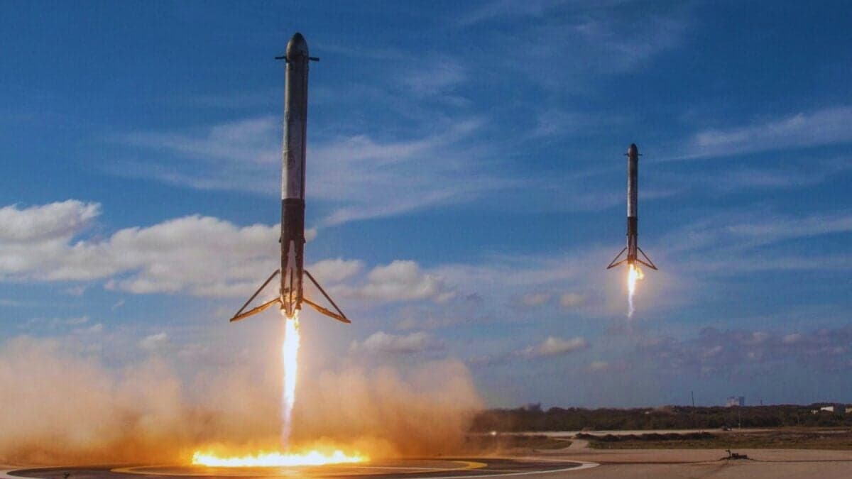 SpaceX ya tiene las frecuencias que pueden convertir a Starlink en una red celular global. Y el siguiente movimiento podría unirla con Apple en la mayor alianza satelital de la década