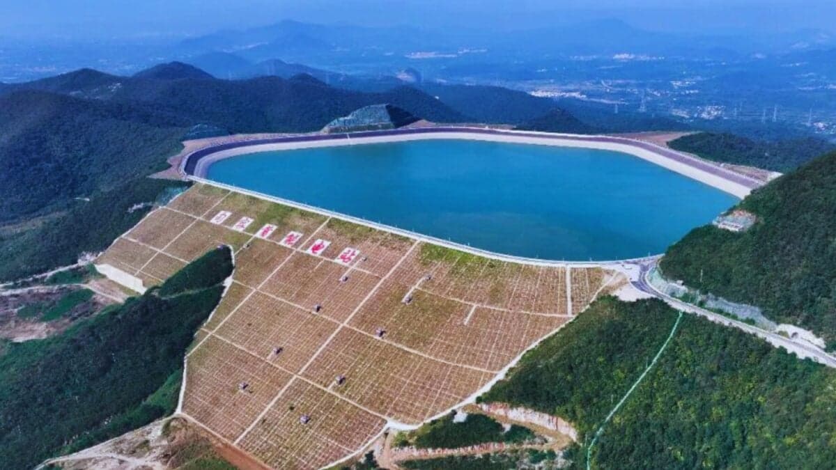 La batería más grande del planeta ya no usa litio, sino agua. China inaugura la central de bombeo con la presa más alta del mundo: 182 metros de ingeniería estratégica