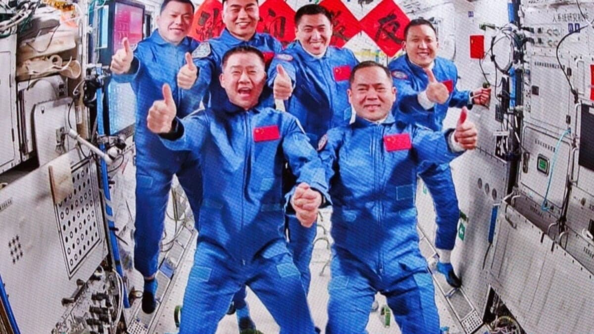Basura espacial golpea a una nave china y retrasa el regreso de tres astronautas. Están a salvo, pero el accidente alerta sobre un problema que crece sin control