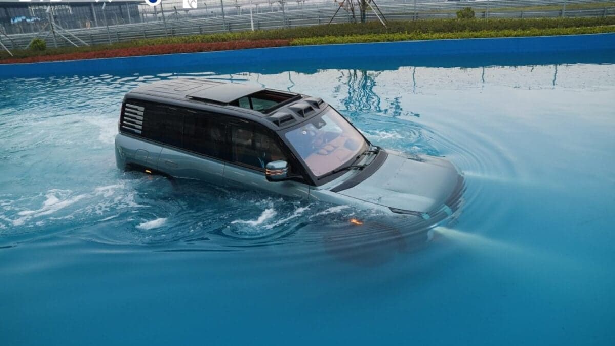 Autos que flotan, robots que estacionan y dunas artificiales bajo techo. El parque tecnológico de BYD redefine el concepto de innovación china