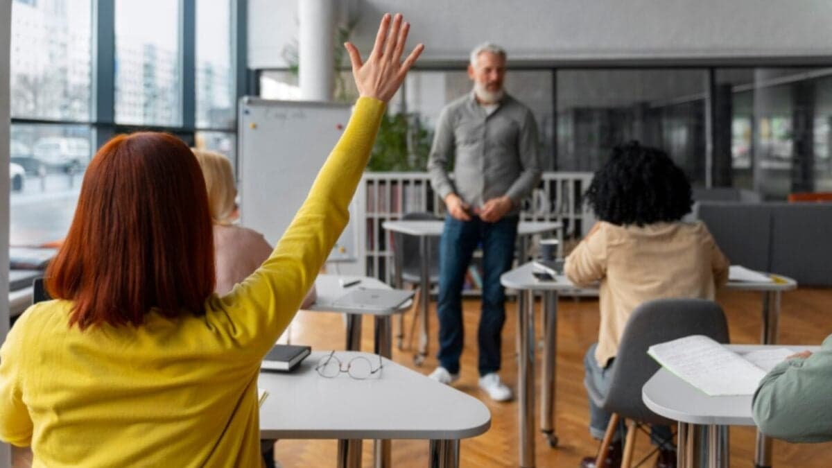 La carrera con más empleo en 2025 se enfrenta a un futuro incierto: la informática lidera la inserción laboral, pero la IA amenaza su reinado