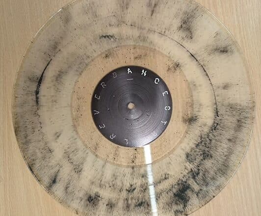 “Ancestral Reverb”: el primer vinilo del mundo prensado con polvo de carbón