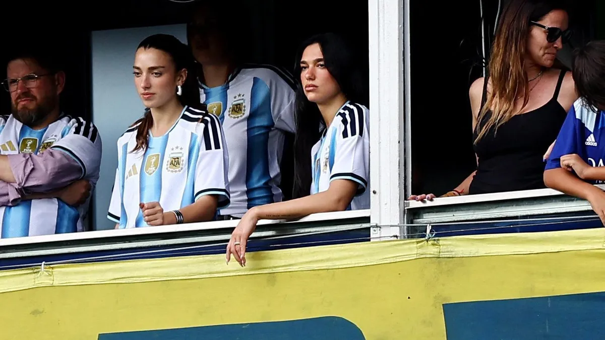 Dua Lipa, invitada de lujo en el Superclásico entre Boca y River: así se la vio en La Bombonera con los colores de Argentina