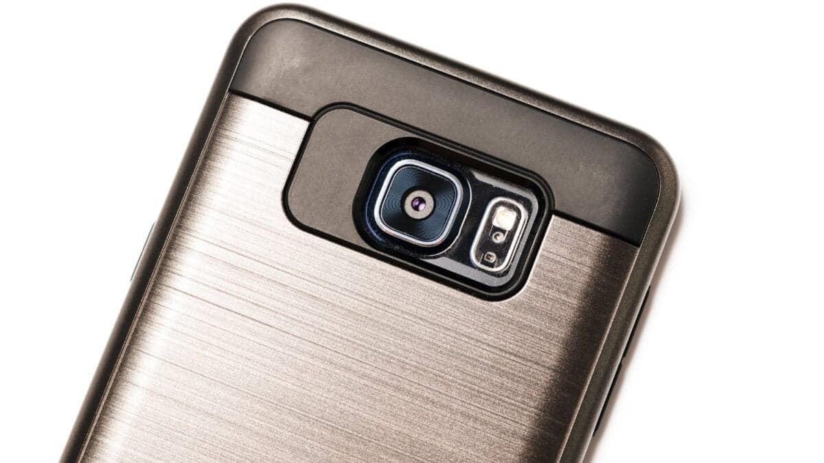 Inventan una funda que promete curar la adicción al celular: pesa casi tres kilos y es casi imposible de remover