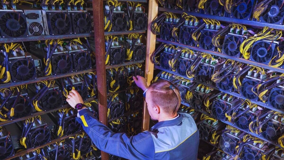 Los mineros de bitcoin están abandonando el negocio. Ahora convierten sus gigantescas granjas en fábricas de inteligencia artificial para alimentar la nueva carrera tecnológica