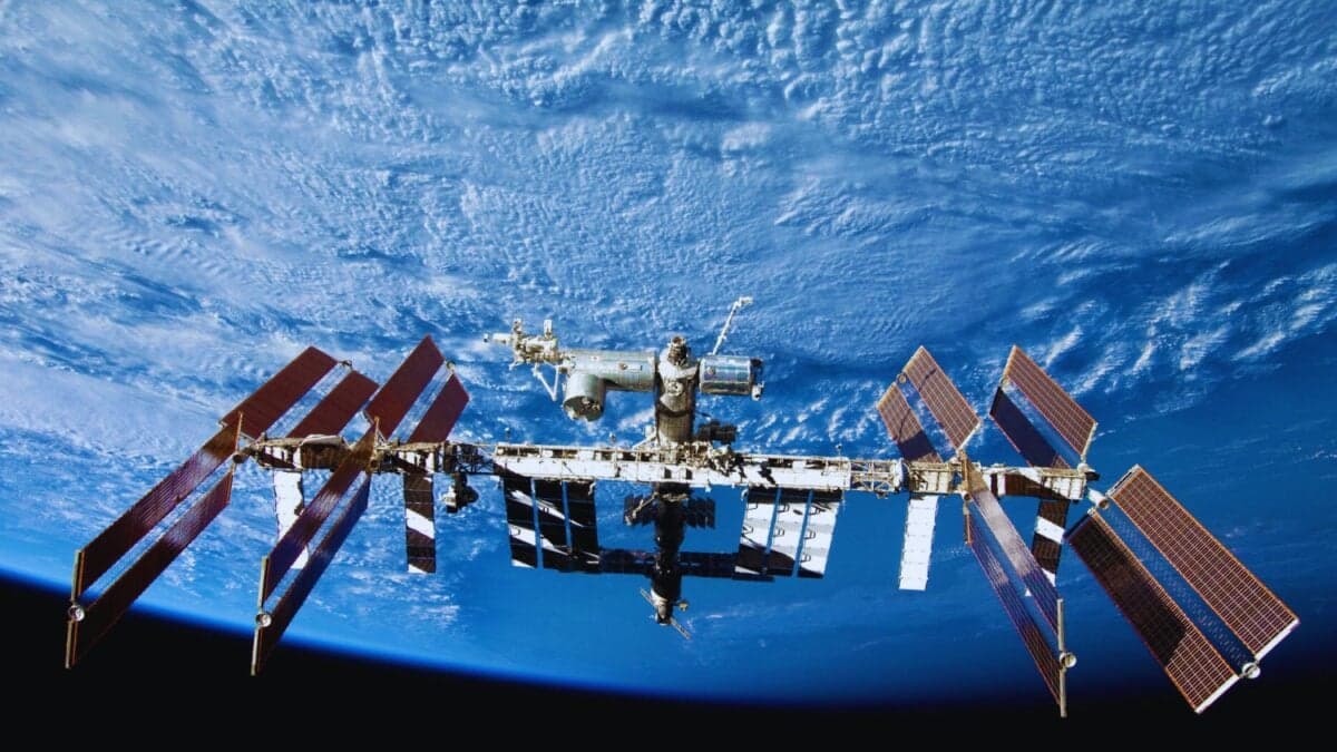 El plan siempre fue destruir la Estación Espacial Internacional en 2030. Ahora alguien cree que estamos a punto de tirar una fortuna al océano y propone una idea tan absurda como irreal… y sorprendentemente fascinante