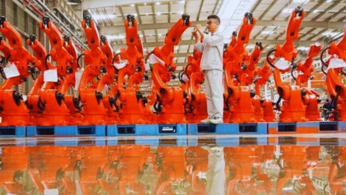 El futuro industrial de China ya no depende de cuántas personas trabajan, sino de cuántos robots coordina su IA. Así quiere mantener su dominio con plantas oscuras, camiones autónomos y algoritmos que toman decisiones