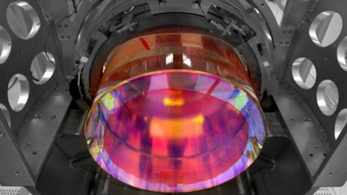 Europa construye una máquina colosal para rastrear vibraciones del espacio-tiempo que hoy permanecen invisibles. Si detecta cómo se atenúan las ondas gravitacionales a miles de millones de años luz, podríamos descubrir que la relatividad no es la última palabra sobre el cosmos