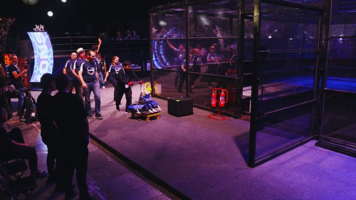 Nada dura más de treinta segundos. Por qué la batalla de robots fue el espectáculo más brutal y magnético de los Games of the Future