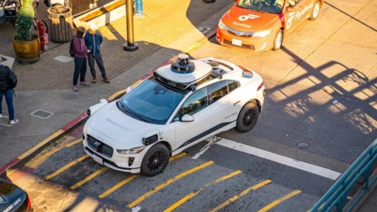 Coma robótico y caos en San Francisco por un apagón: basura, embotellamientos de tráfico y vehículos autónomos desactivados molestando el paso