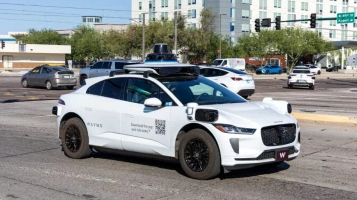 Waymo tiene que pagarles US$22 a personas que cierran las puertas trabadas de los robotaxis